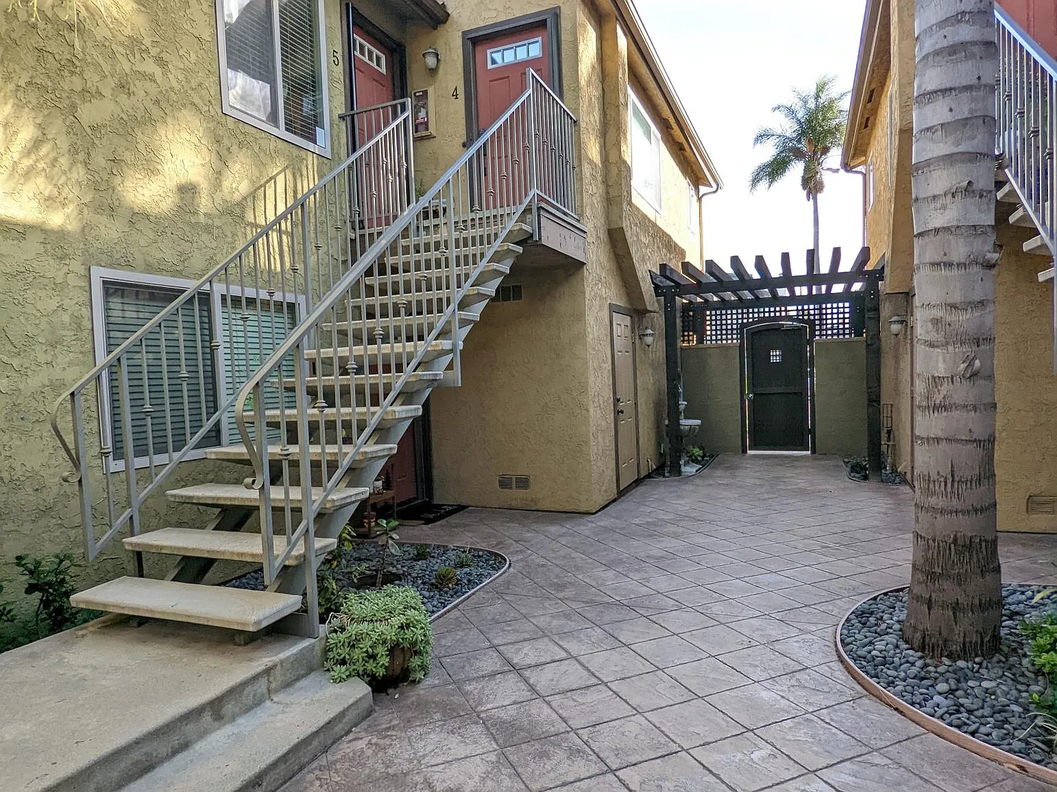 2 bed, 900 sqft, $3,100 — Photo 2