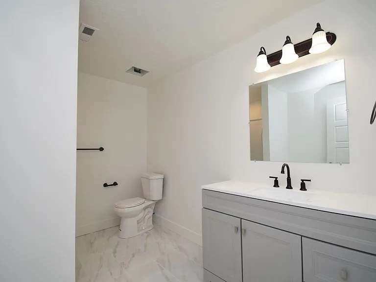 913 W Delorean Ln — Photo 21