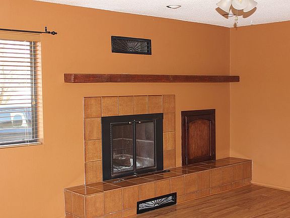 Living Room with fireplace 