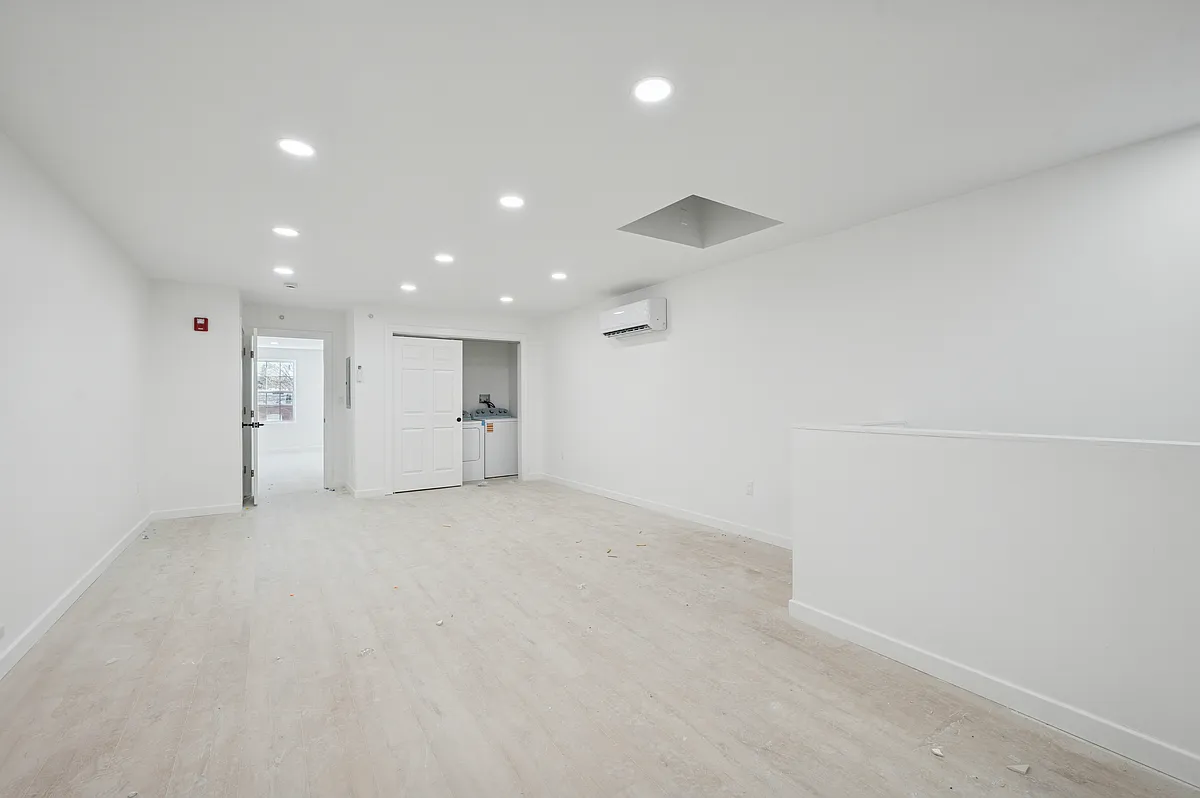 Building Photo - 51 Farson St #4
