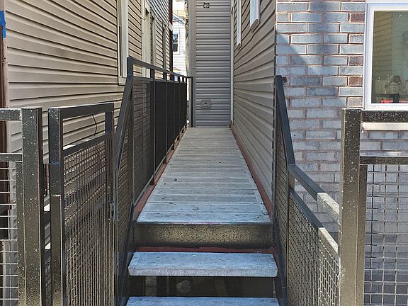 4th image of 1616 S Des Plaines