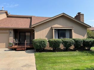 37476 N Laurel Park Dr, Livonia, MI 48152