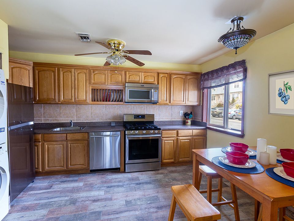 1st image of 215 Pond Way #215