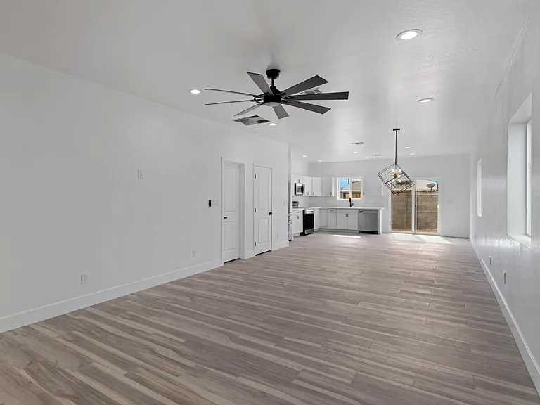 1527 W Hadley St #1 — Photo 16