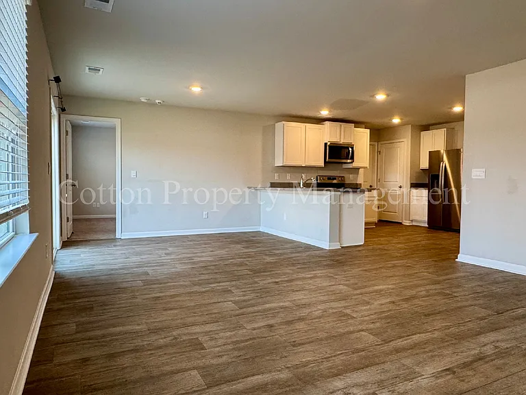 1114 Forest Glen Dr NE — Photo 5