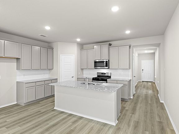 4th image of 1021 Handel Rd