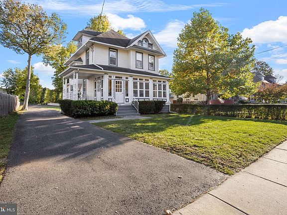 2nd image of 906 Collings Ave