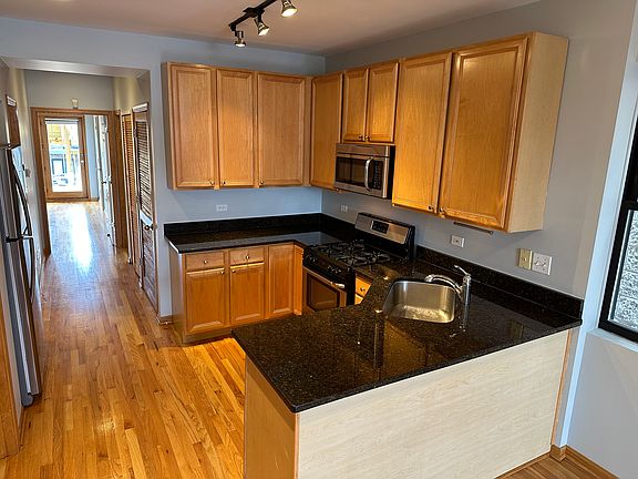 5th image of 3244 N Sheffield Ave APT 3