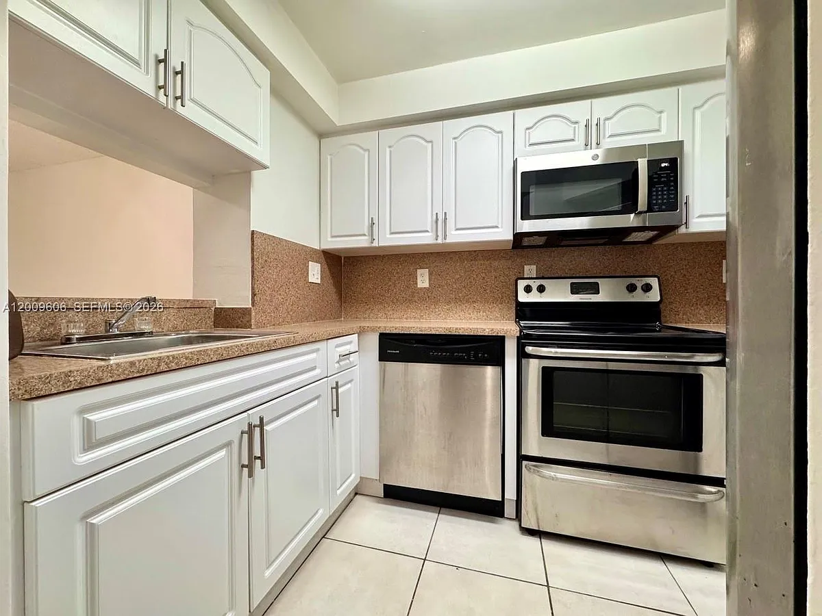 Building Photo - 8255 SW 152nd Ave #E-215