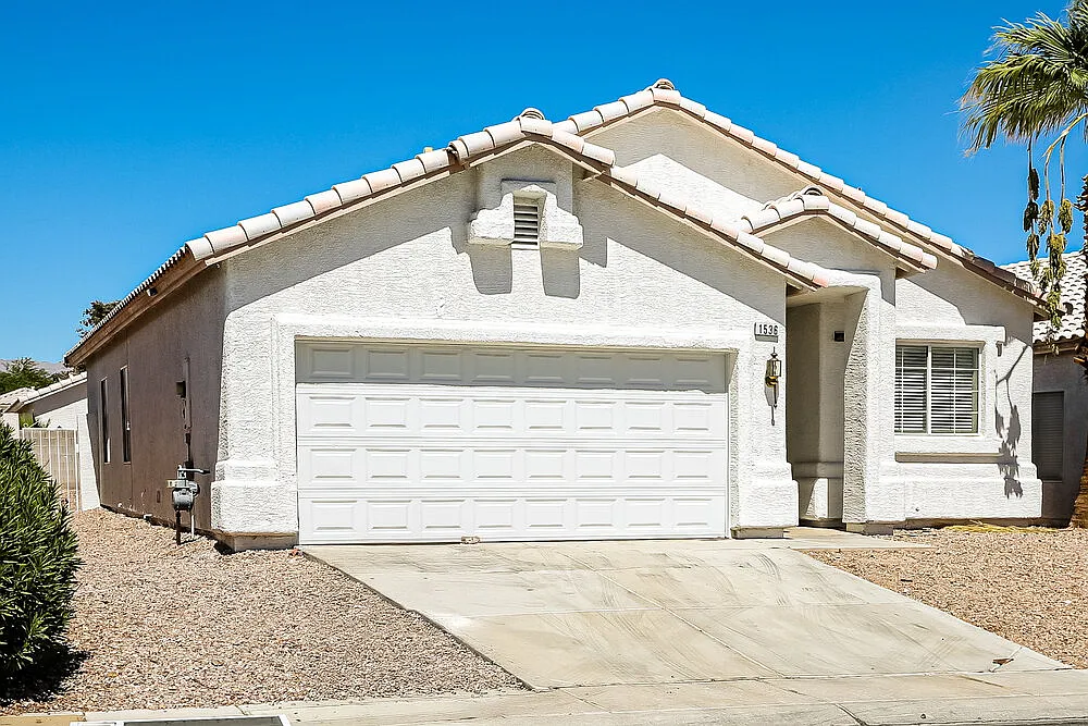 3 bed, 2.0 bath, 1298 sqft, $2,100 — Photo 3