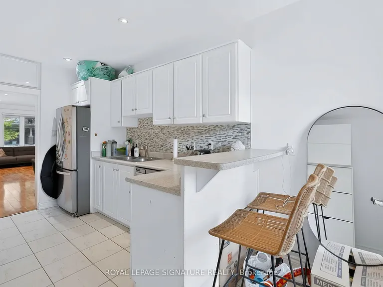 37 Strathcona Ave — Photo 11