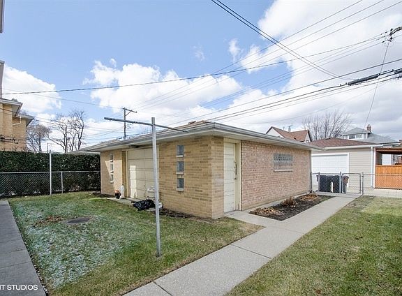 2nd image of 5752 W Gunnison St