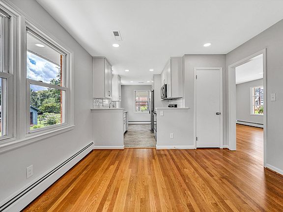 5th image of 510 Chamberlain Ln