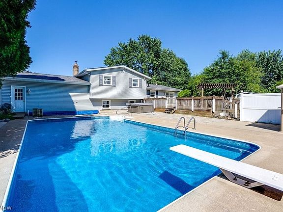 3rd image of 1700 Poppy Dr NW