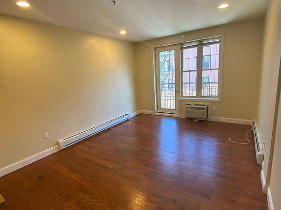 5th image of 3083 32nd St #3F
