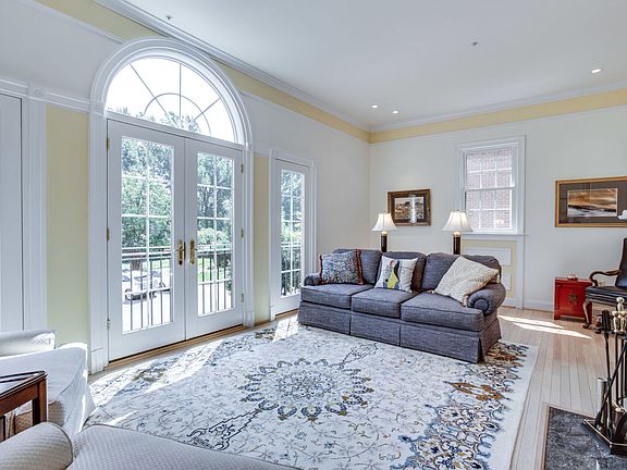5th image of 131 Crofton Hill Ln