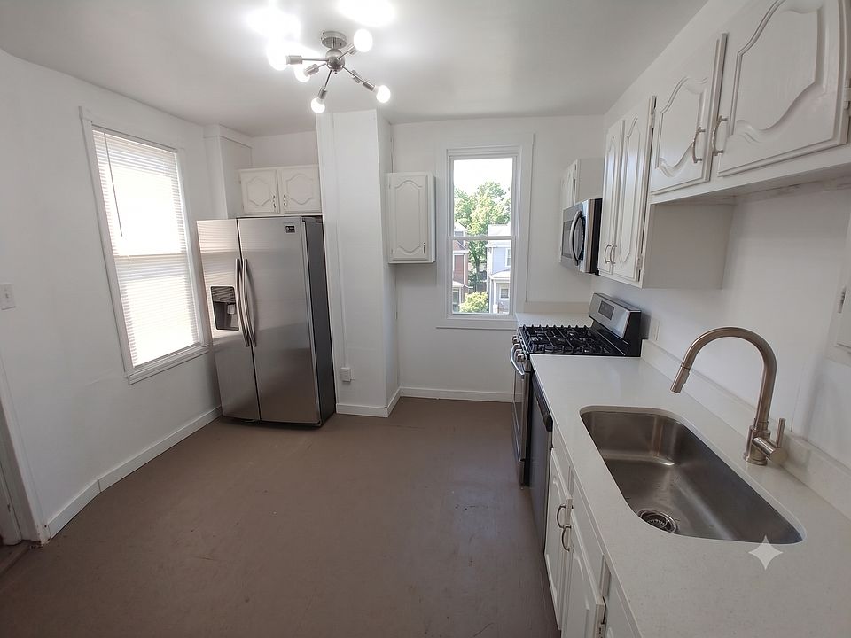 1st image of 640 Lillian St