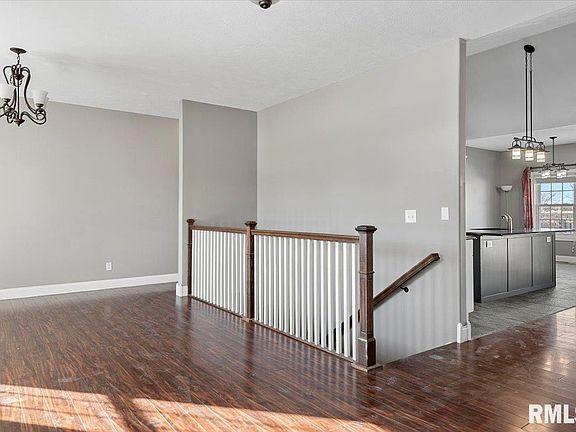 5th image of 305 Burr Oak Dr