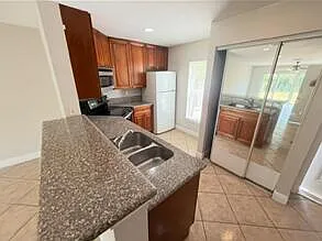 2 bed, 2.5 bath, 1936 sqft, $2,000 — Photo 3