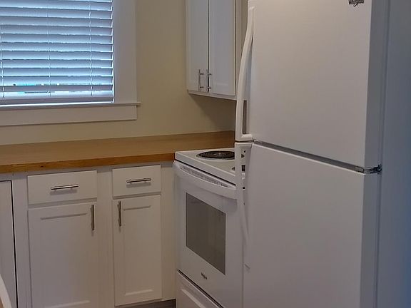 Kitchen
Refrigerator with ice maker, full size range