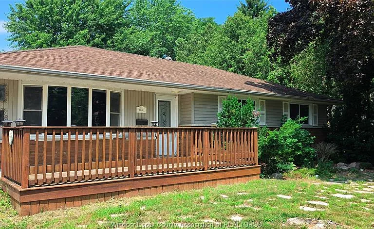1050 Bartlet Dr — Photo 2