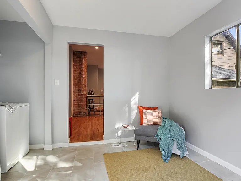 2032 Jefferson St — Photo 9