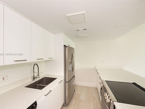 5th image of 155 Ocean Lane Dr APT 403