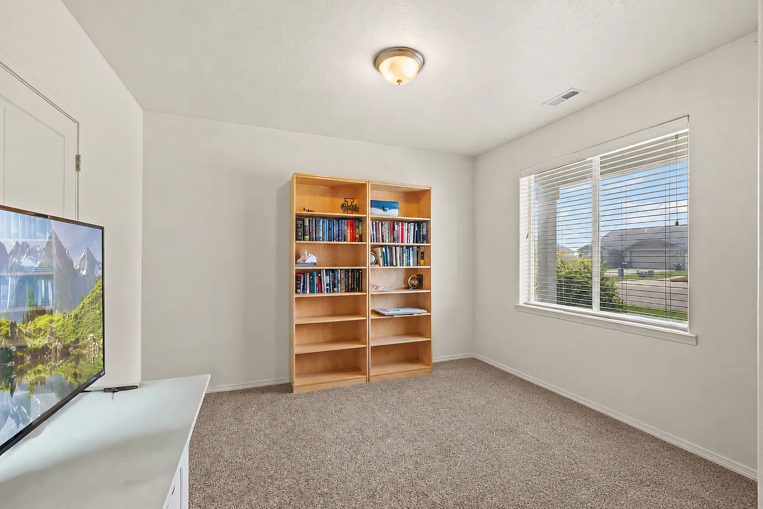 4 bed, 2.5 bath, 2199 sqft, $2,800 — Photo 4