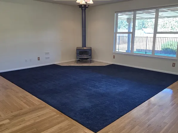 112 Orchard Ln, Shady Cove, OR 97539