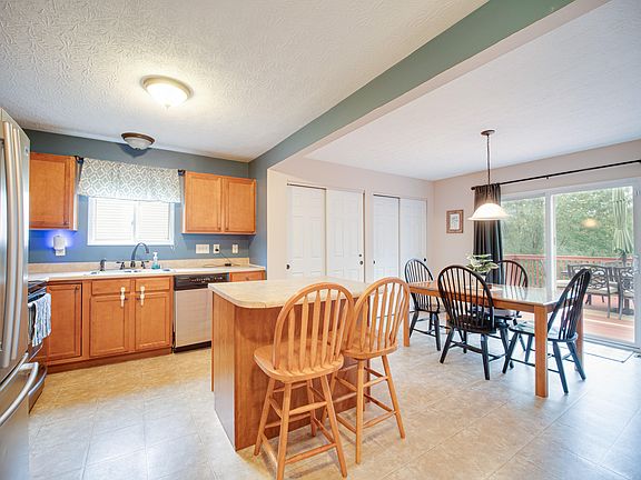 3rd image of 10149 Meadow Glen Dr