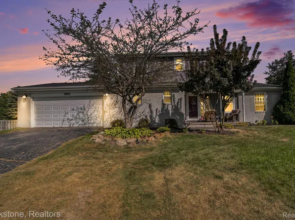 3952 Taggett Lake Dr, Highland, MI 48357