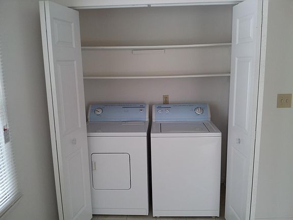 Washer/Dryer hook ups