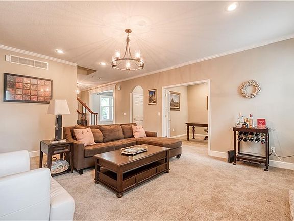 5th image of 5800 Robinson Ln