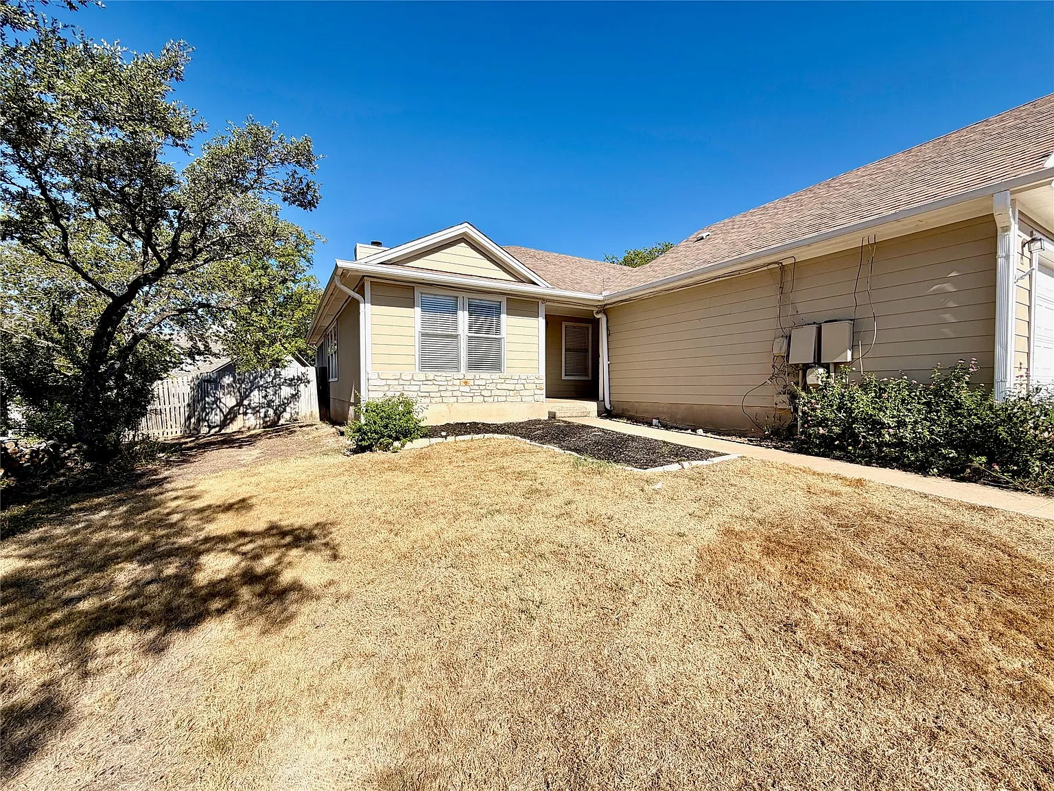 3 bed, 2.0 bath, 2330 sqft, $1,895 — Photo 2