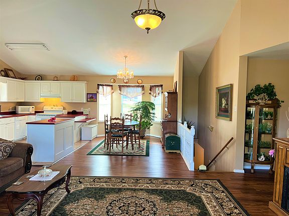 2nd image of 303 Sunny Acres Dr