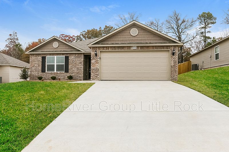 1st image of 1096 Huntington Dr