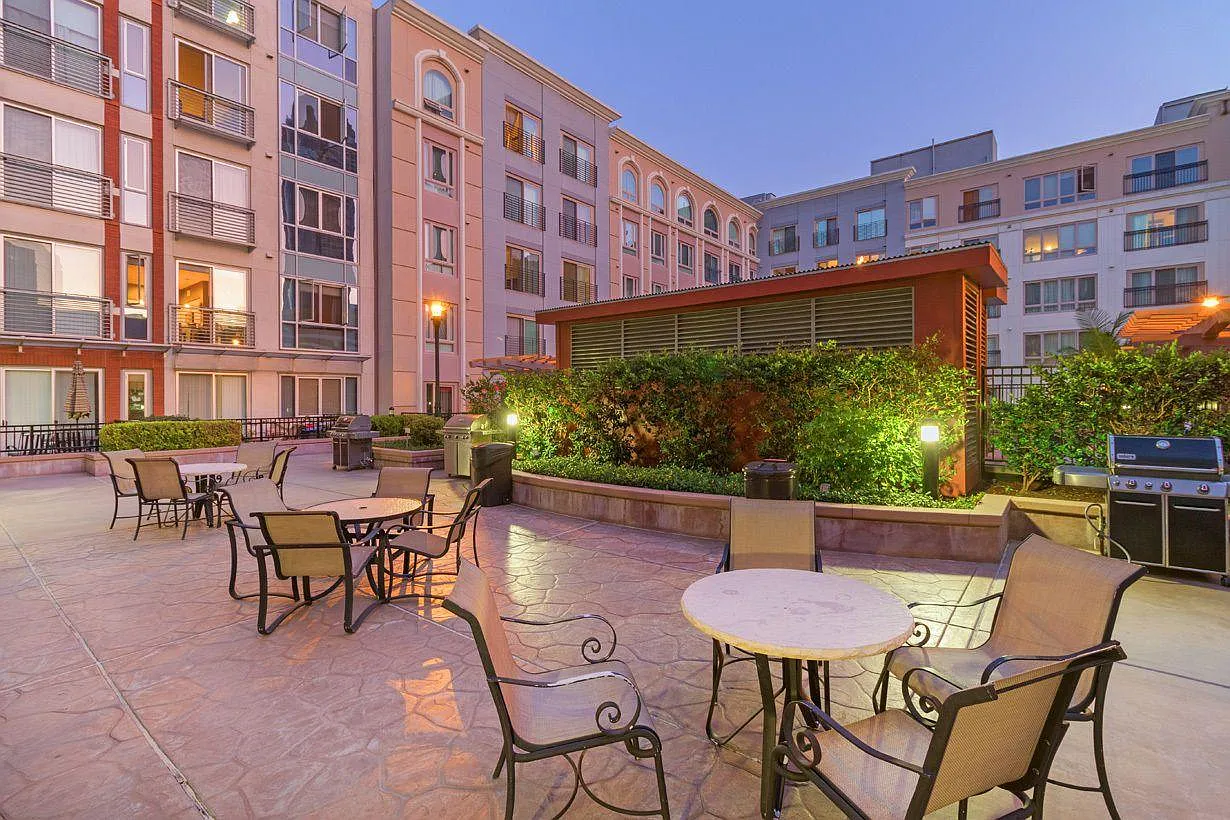 2 bed, 993 sqft, $3,595 — Photo 2