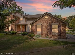 29664 Pine Ridge Cir, Farmington, MI 48331