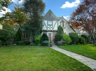 15 Wellesley Rd, Rockville Centre, NY 11570