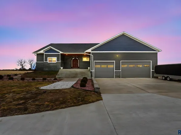 310 Prairie Hills Dr, Mitchell, SD 57301