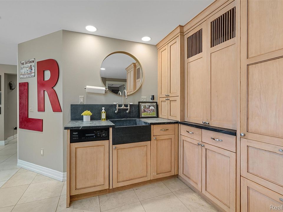 285 Leota Blvd, photo 29