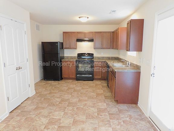 3rd image of 415 Hidden Brook Ln