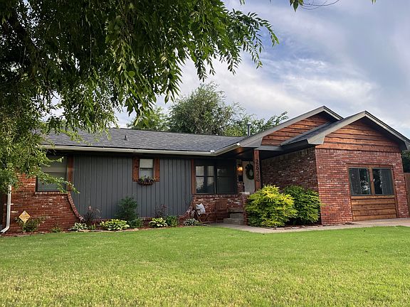 2nd image of 2828 Lakeside Dr