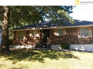 1304 SW Highland Dr, Lees Summit, MO 64081