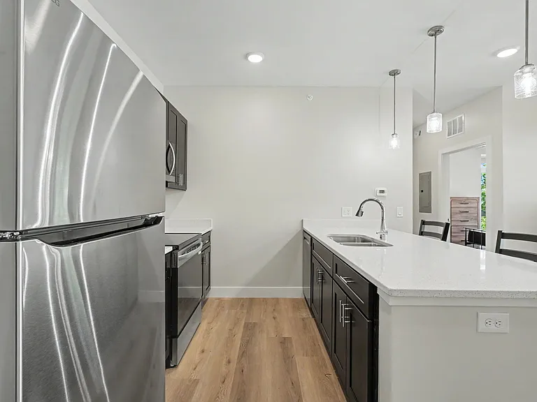 512 W Clark St — Photo 37