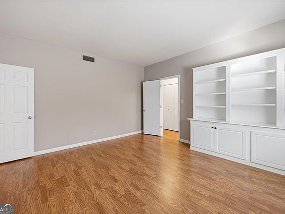 5th image of 4935 Rivoli Dr APT F