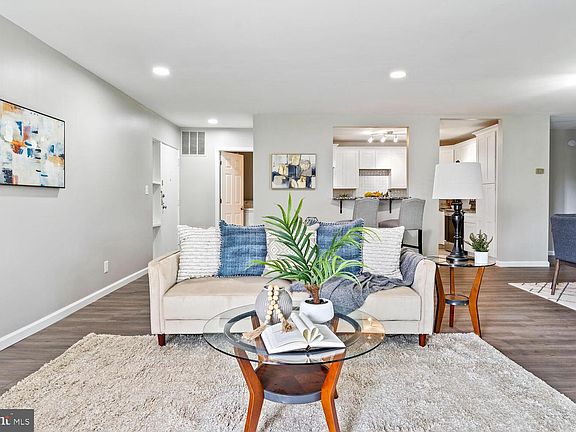 2nd image of 25 Stonehenge Cir APT 12