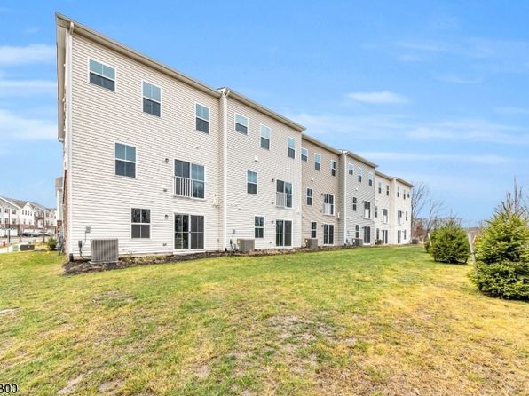 17 Peckwell St, Budd Lake, NJ 07828