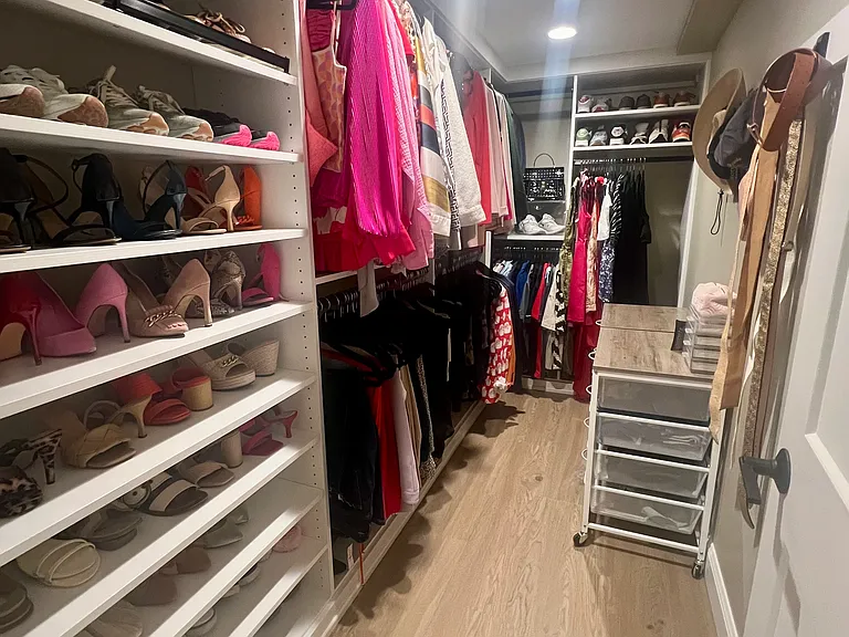 LL- Large Walk-In closet