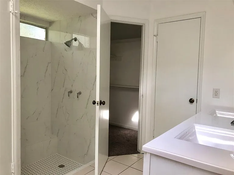 2123 Lakeville Dr — Photo 14
